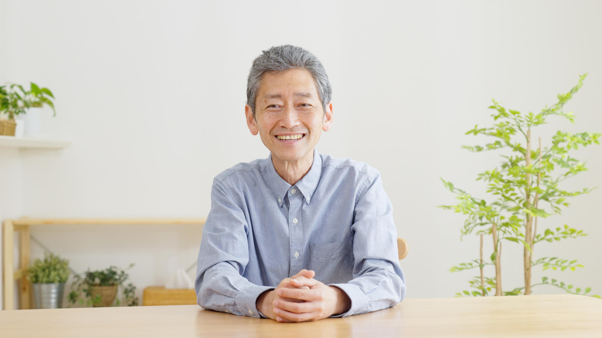 スーツ姿の男性が後ろ姿で写っている写真