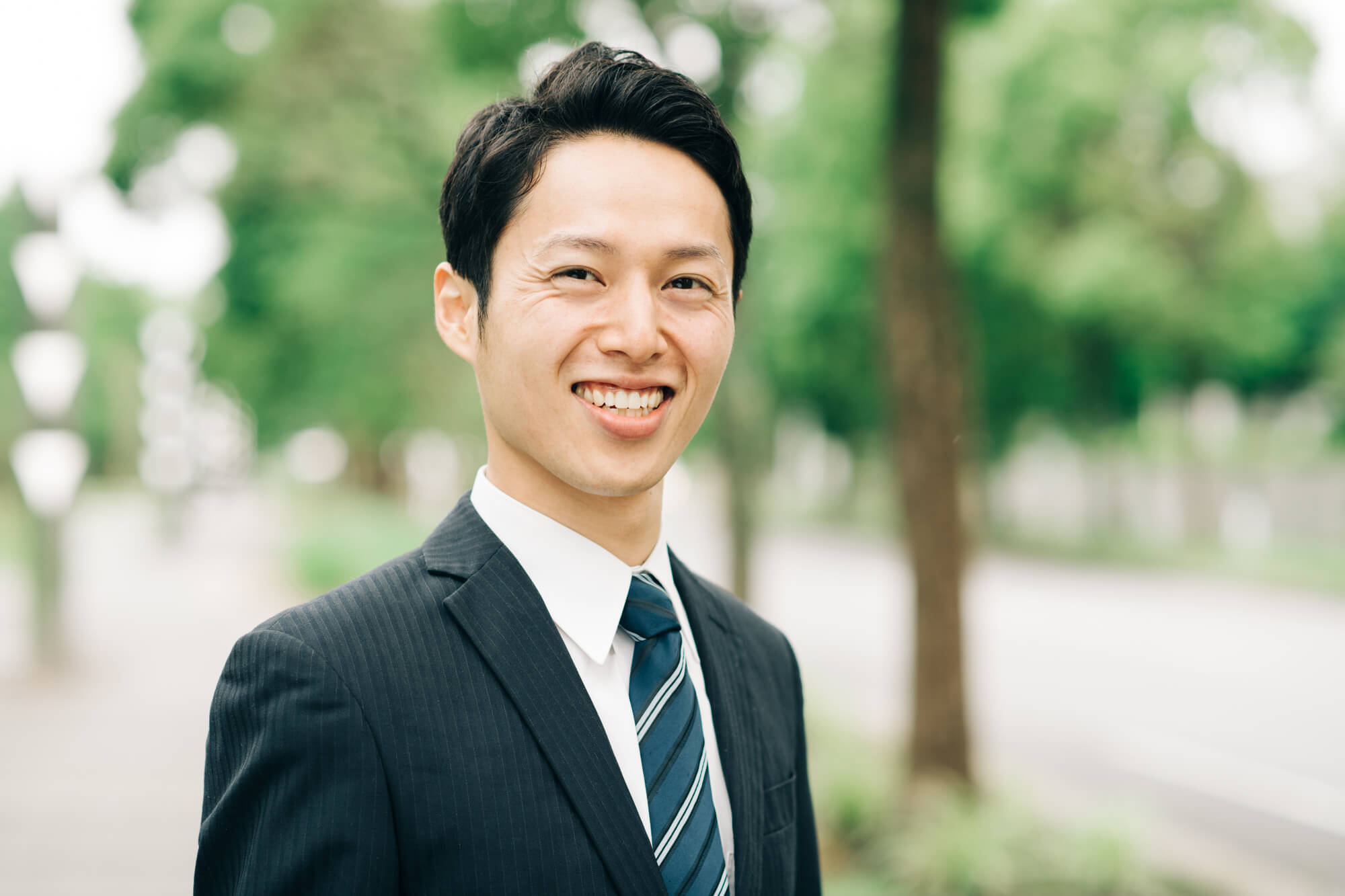 スーツ姿の男性が後ろ姿で写っている写真