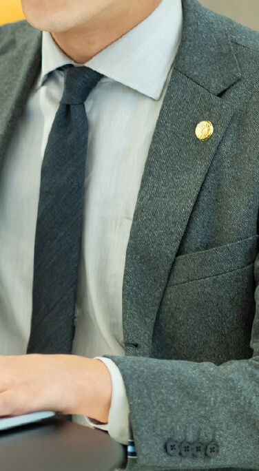 弁護士が書類に目を通している写真