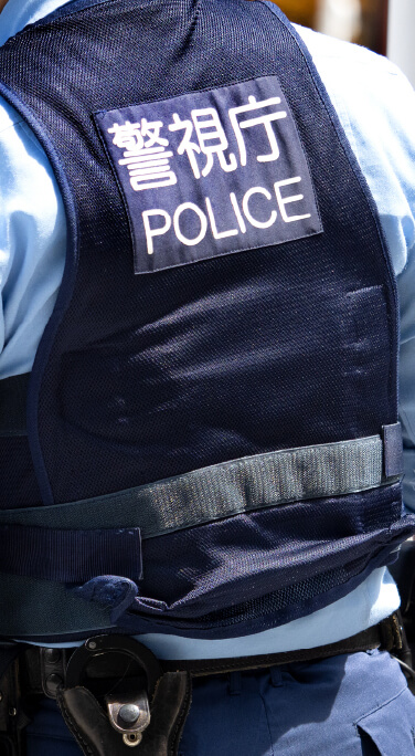 警察官の背中のアップ写真