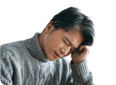 うつむいて考え込む男性