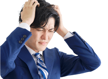 困った表情で頭を抱える男性